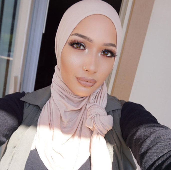 el-primer-hijabi-covergirl-está-aquí-y-su-nombre-es-nura-afia-04
