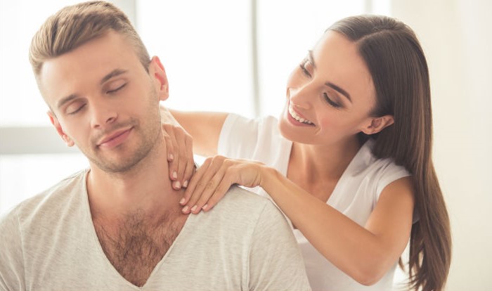 Dale un masaje en la espalda |  8 lindas maneras de hacer que tu novio sonría después de un mal día |  Su belleza