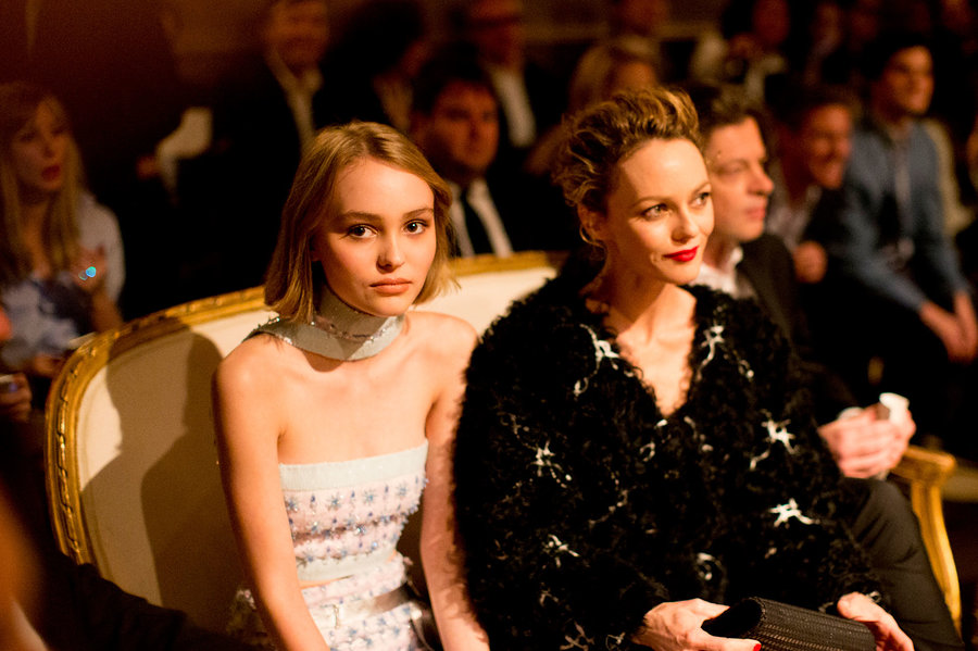 Lily Rose Depp causó verdadero alboroto en el show de Chanel 