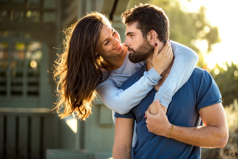 Dale un abrazo |  8 lindas maneras de hacer que tu novio sonría después de un mal día |  Su belleza