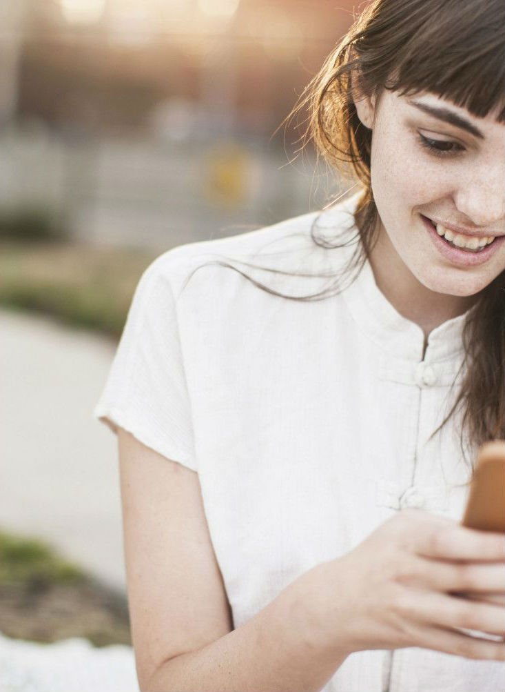 Enviar mensajes de texto a tus amigos cuando estás en una cita |  10 cosas que los hombres quieren que sus novias dejen de hacer |  Su belleza