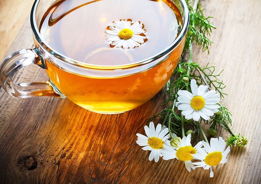 Reduce los calambres |  8 beneficios del té de manzanilla |  Su belleza