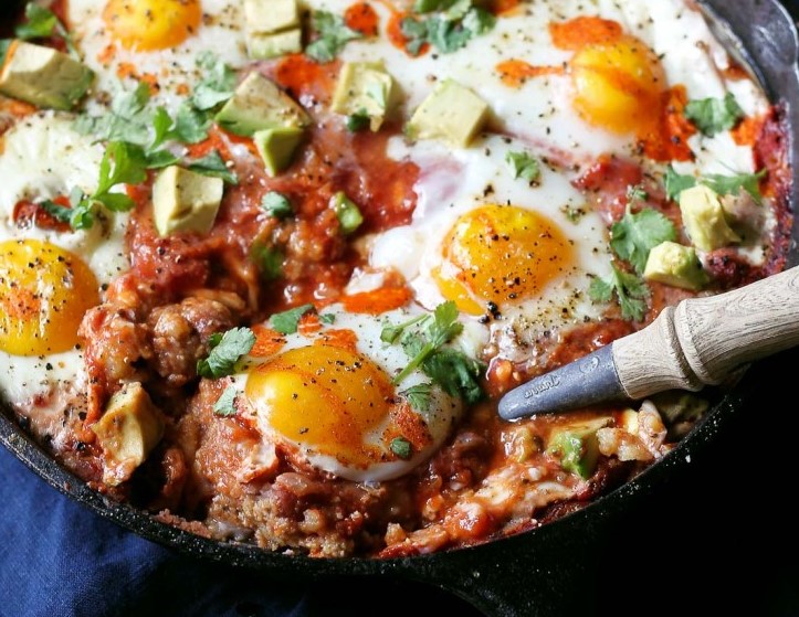 Horneado en Sartén de Polenta, Frijoles y Huevo |  8 ideas de desayuno caliente para el invierno |  Su belleza