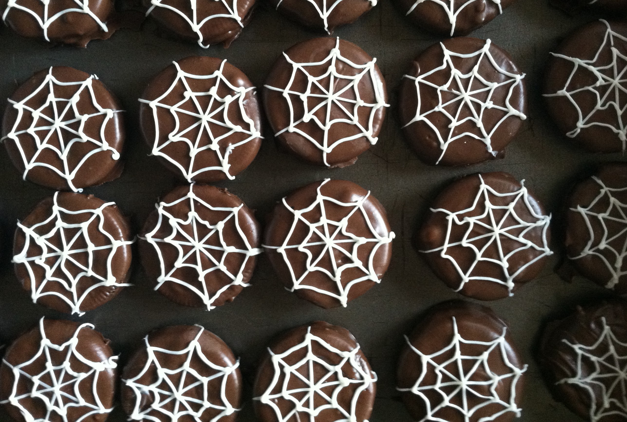 Telas de araña Oreo |  15 ideas fáciles de galletas de Halloween |  Su belleza