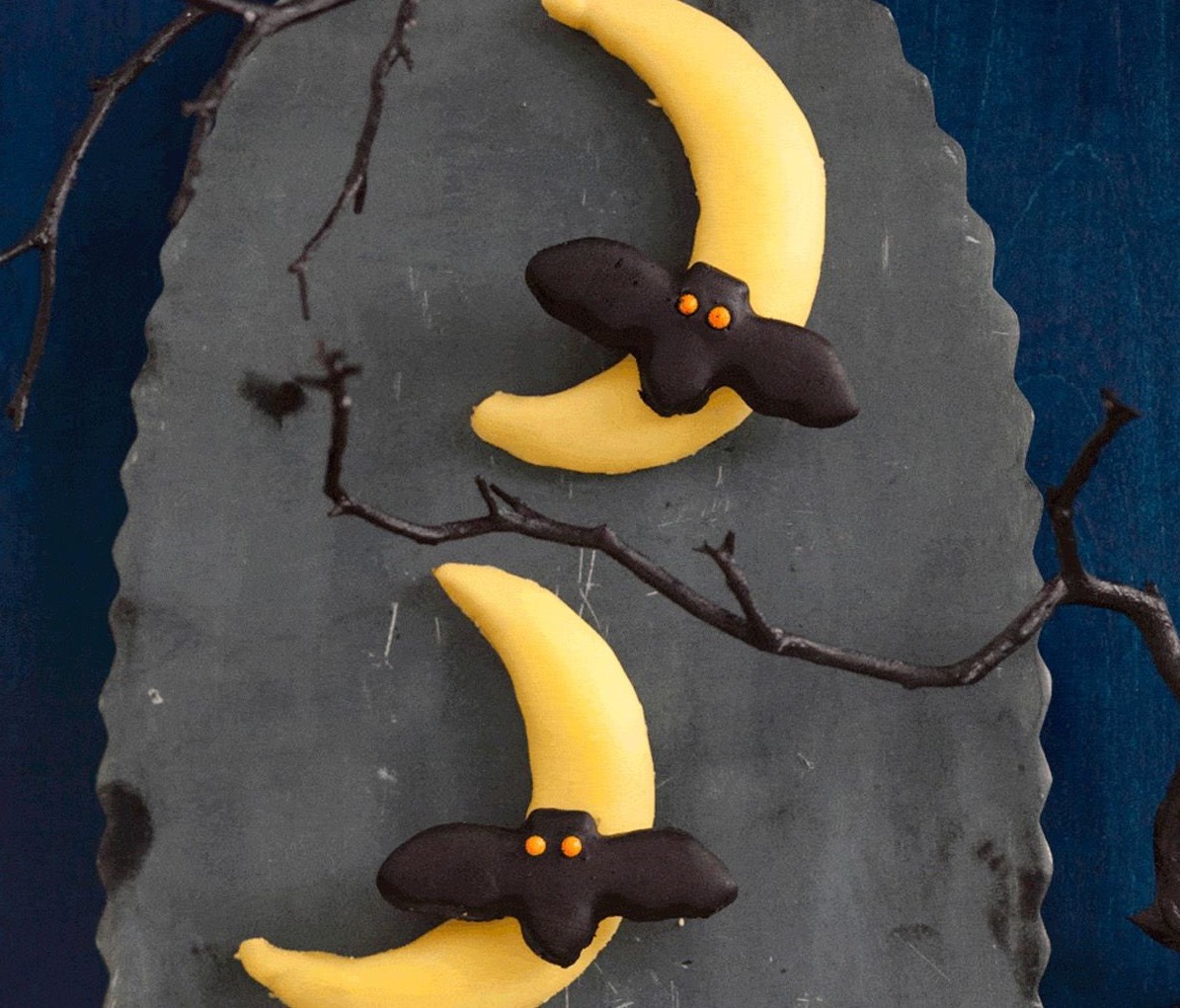 Murciélago volando sobre las galletas luna |  15 ideas fáciles de galletas de Halloween |  Su belleza
