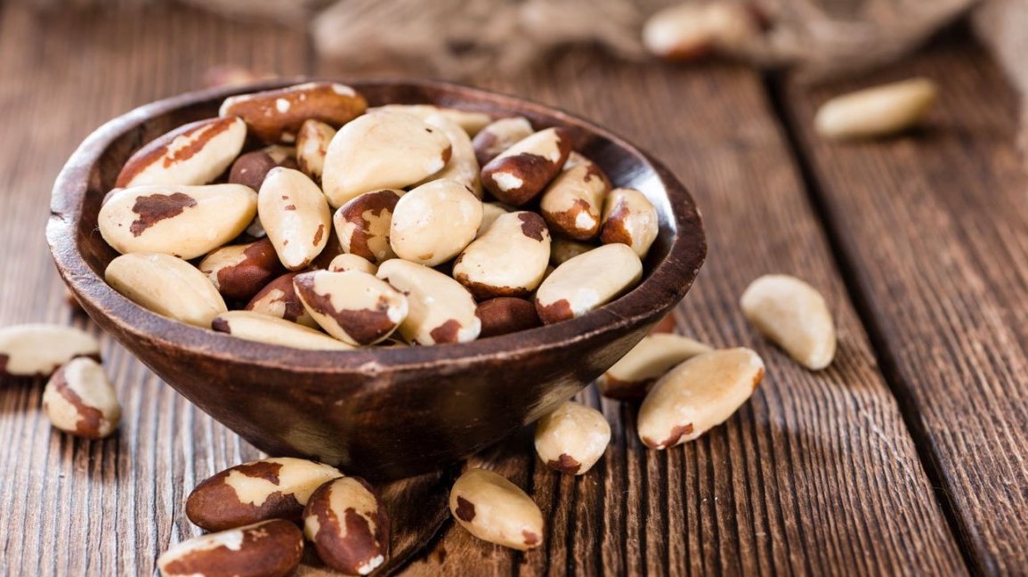 Nueces de Brasil |  10 alimentos saludables que son venenosos cuando se comen mal |  Su belleza