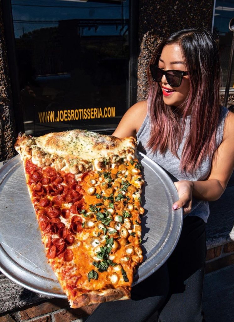 Pizza de rebanada de 2 pies de largo |  nueva tendencia gastronómica es una porción de pizza gigante: la más grande que hayas visto |  Su belleza