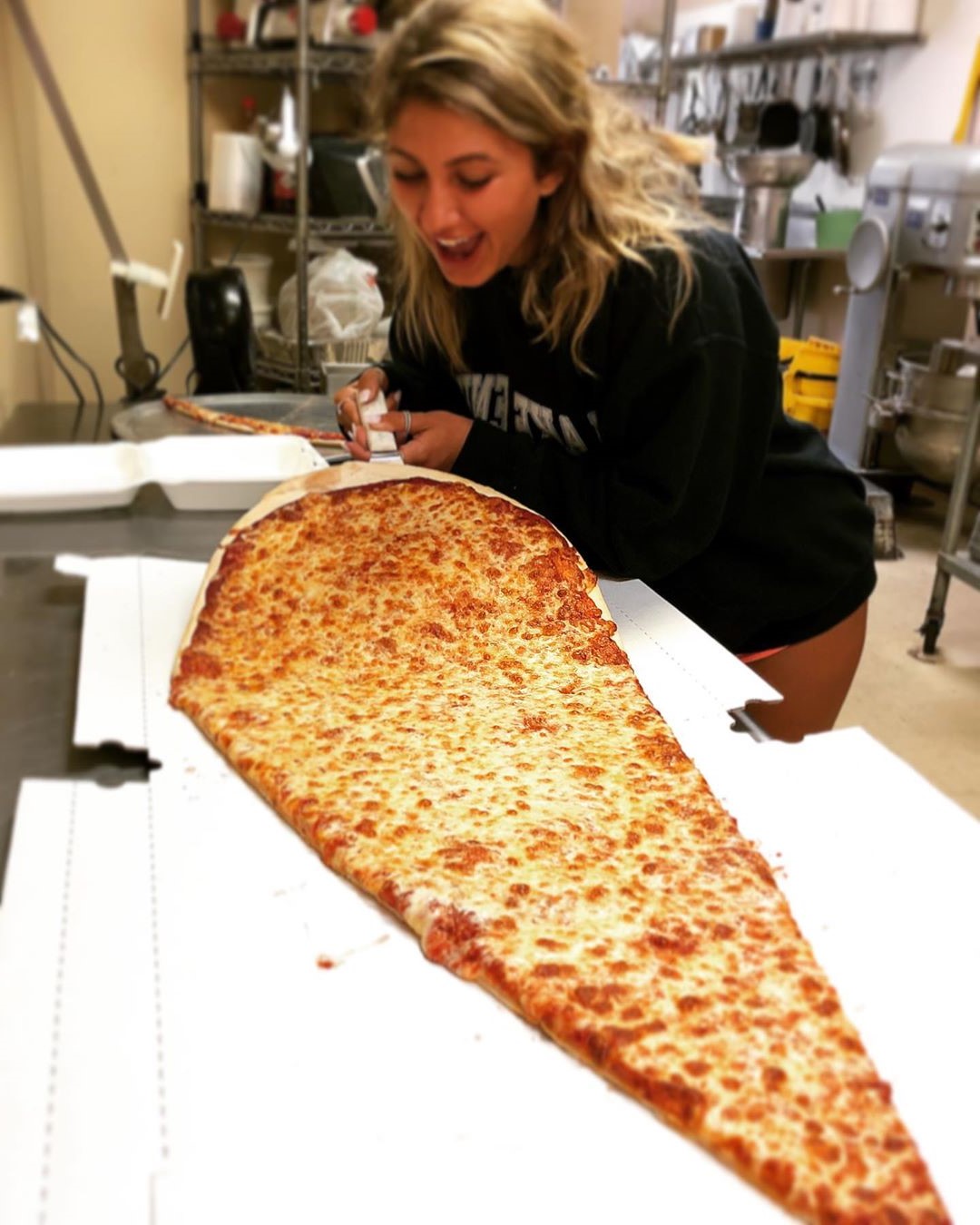 Desafío megapizza |  nueva tendencia gastronómica es una porción de pizza gigante: la más grande que hayas visto |  Su belleza
