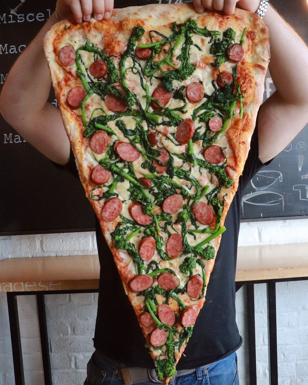La Maná en Toronto |  nueva tendencia gastronómica es una porción de pizza gigante: la más grande que hayas visto |  Su belleza