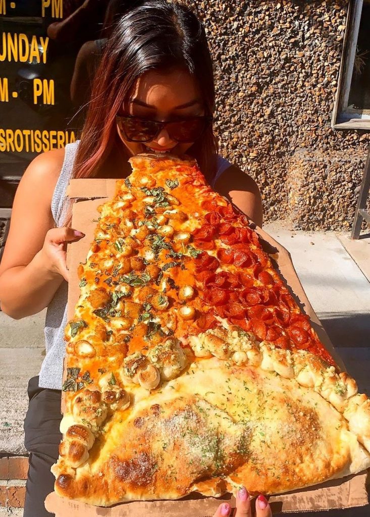  Pizza viral en redes sociales |  nueva tendencia gastronómica es una porción de pizza gigante: la más grande que hayas visto |  Su belleza