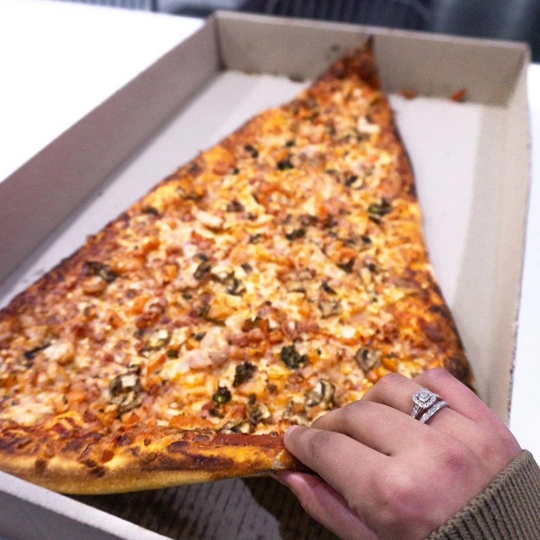 Las rebanadas cuestan más de $20 |  nueva tendencia gastronómica es una porción de pizza gigante: la más grande que hayas visto |  Su belleza