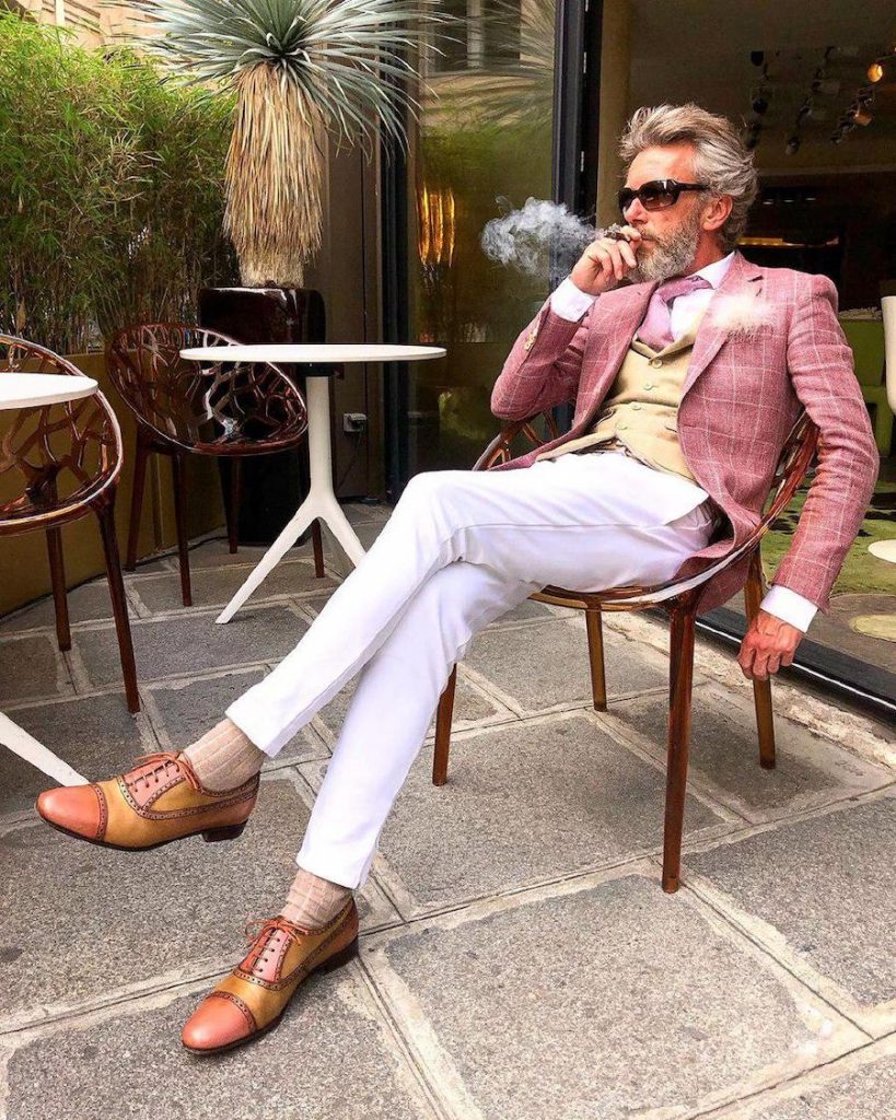 un hombre en rosa apagado |  12 OOTD más elegantes pero divertidos que jamás hayas visto de Pierrick Mathon |  Su belleza