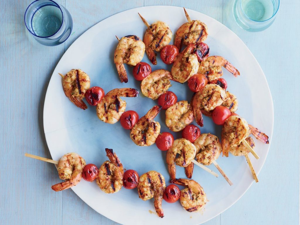 Brochetas De Camarones Y Tomate |  12 recetas a la parrilla que debes probar este verano |  Su belleza