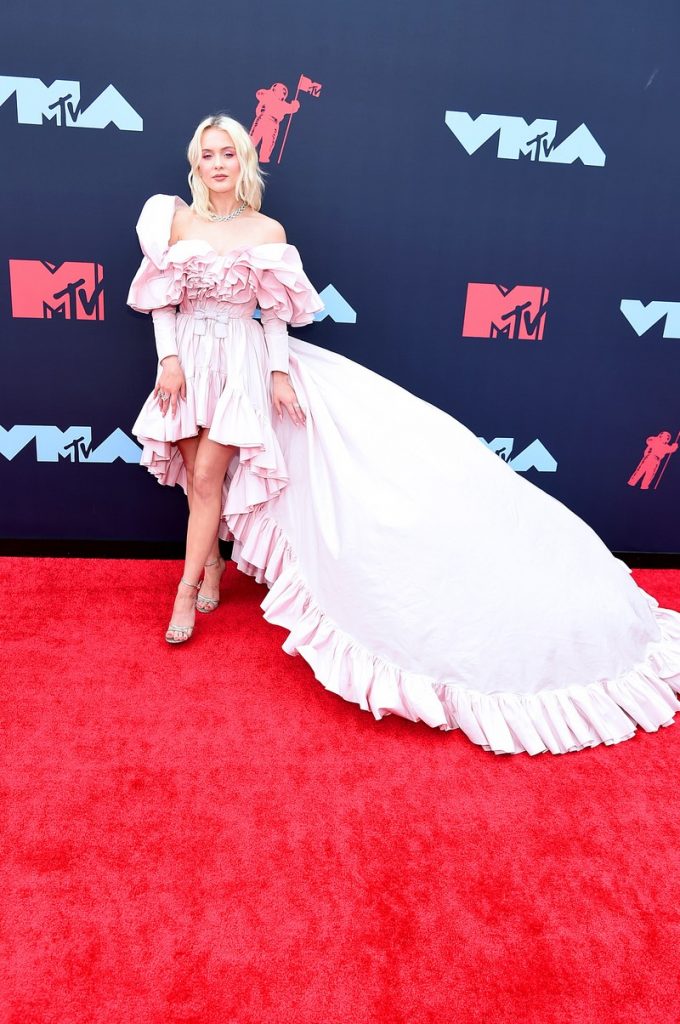 Zara Larson |  Los mejores looks de los VMA 2019 |  Su belleza