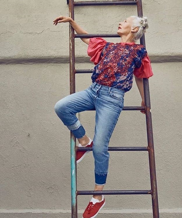 Sara Jane Adams en la escalera |  12 mujeres mayores de 50 años con un estilo ridículamente bueno |  Su belleza