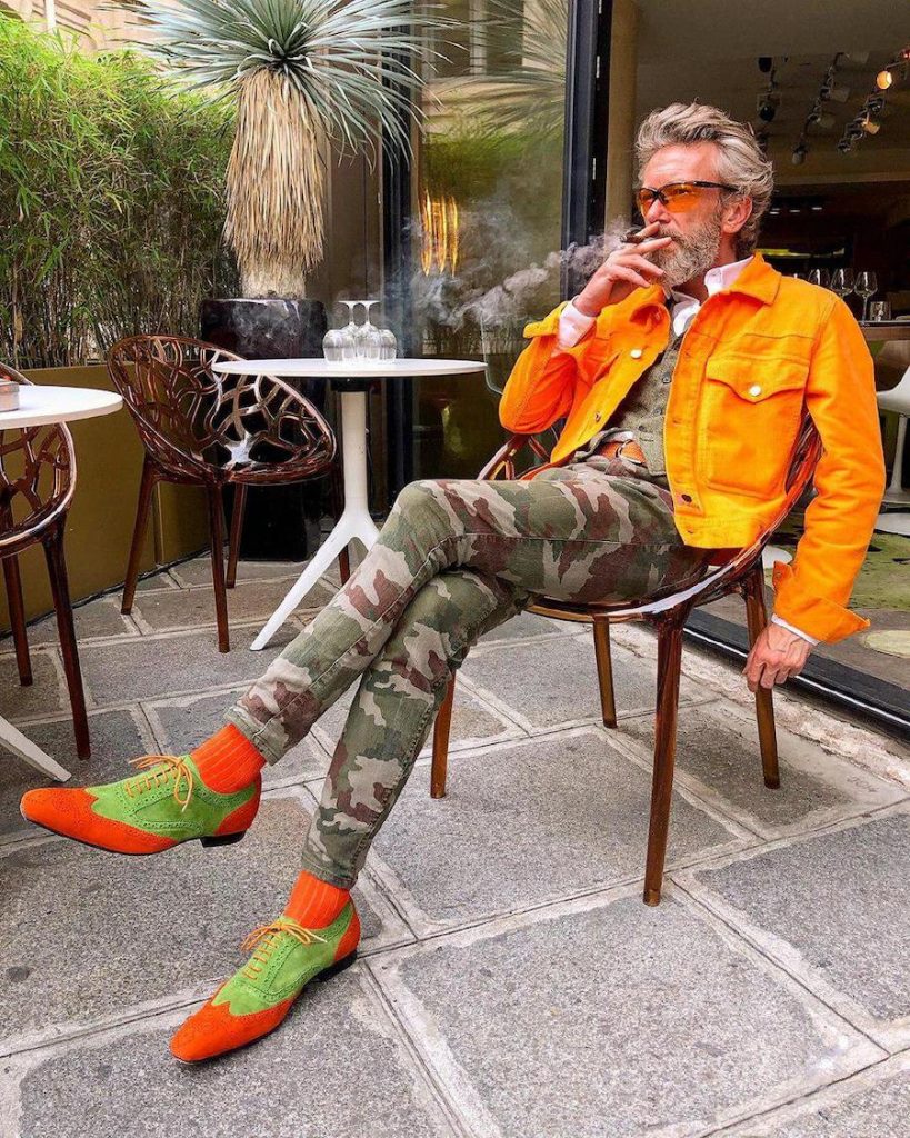 Pierrick hace el trabajo Chaqueta naranja brillante, pantalones ajustados de camuflaje, zapatos naranja y verde brillantes |  12 OOTD más elegantes pero divertidos que jamás hayas visto de Pierrick Mathon |  Su belleza
