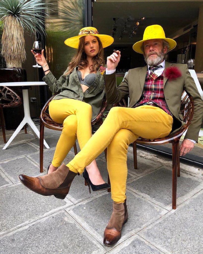 Pantalones amarillos, calcetines amarillos, sombreros amarillos y una chaqueta verde oliva con un chaleco de tartán en Pierrick Mathon |  12 OOTD más elegantes pero divertidos que jamás hayas visto de Pierrick Mathon |  Su belleza