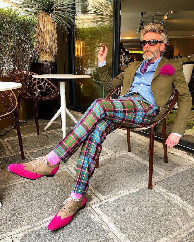 Pantalón Pierrick Mathon y pluma rosa fuerte |  12 OOTD más elegantes pero divertidos que jamás hayas visto de Pierrick Mathon |  Su belleza
