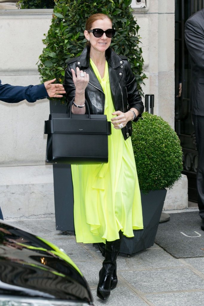 botas de cuero con chaqueta de cuero y túnica amarillo neón Celine Dion |  10 razones por las que Celine Dion es nuestro nuevo ícono de estilo |  Su belleza