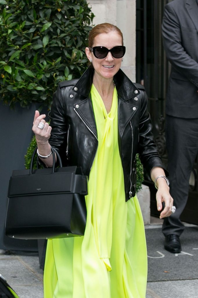 botas de cuero con chaqueta de cuero y túnica amarillo neón Celine Dion #2 |  10 razones por las que Celine Dion es nuestro nuevo ícono de estilo |  Su belleza