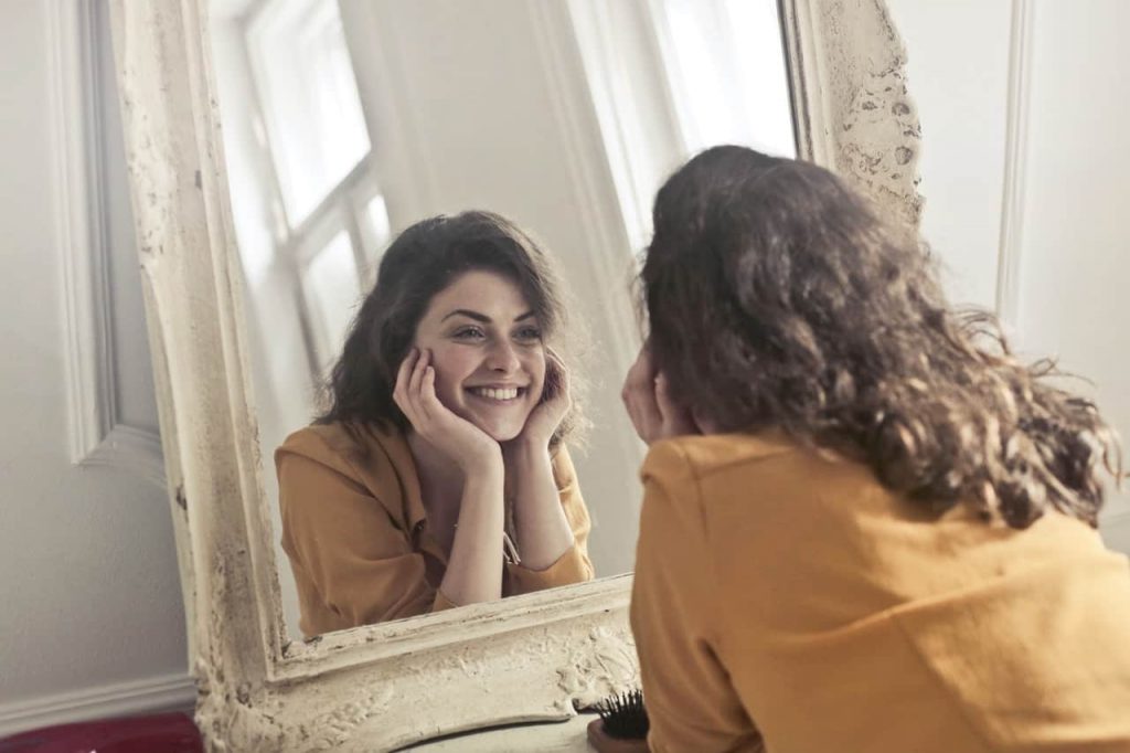 Di afirmaciones positivas en el espejo |  7 pequeños pasos para aprender a amar tu cuerpo |  Su belleza