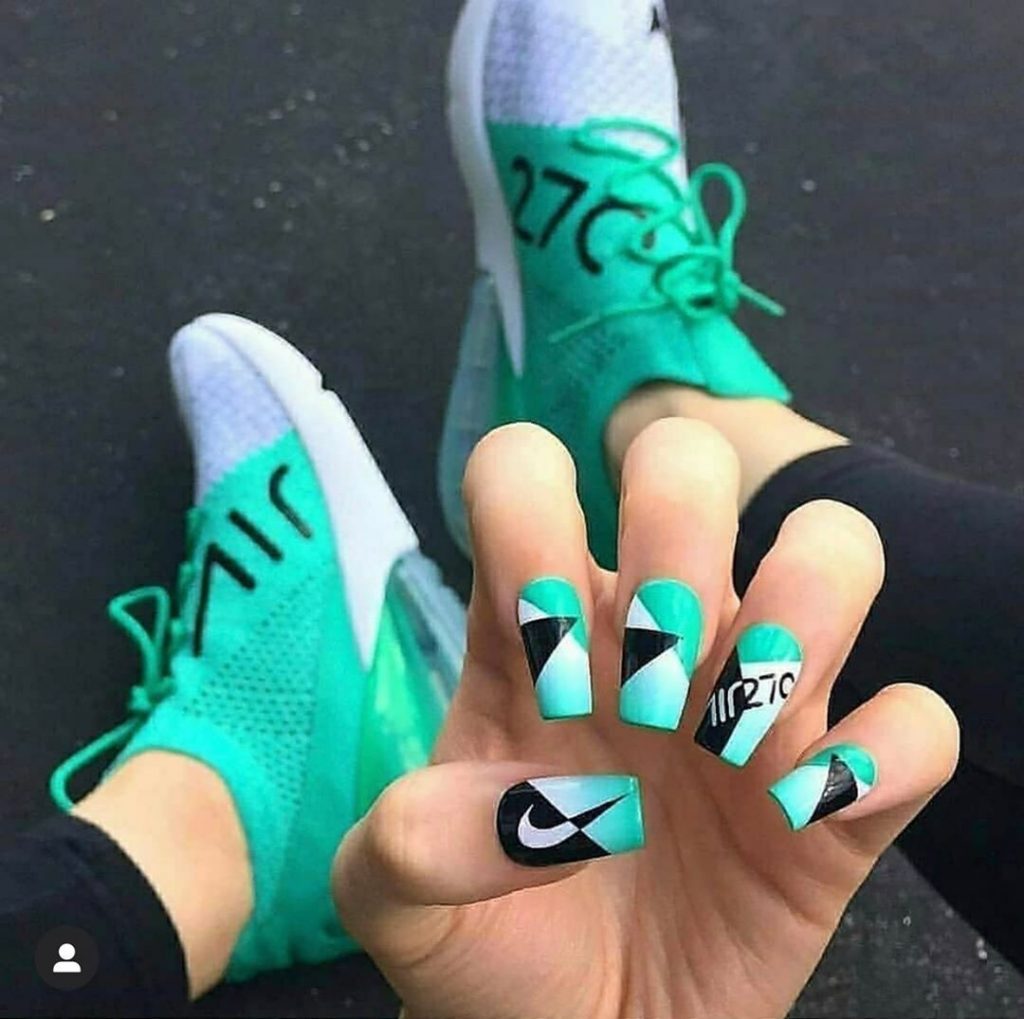 #5 |  Zapatillas de deporte de lujo Nail Art - Ahora que es una idea novedosa |  Su belleza