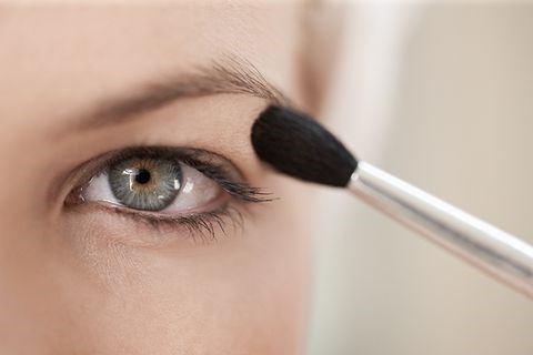 Aplicar maquillaje con los ojos abiertos |  9 consejos de maquillaje que una persona con ojos caídos debe saber |  Su belleza