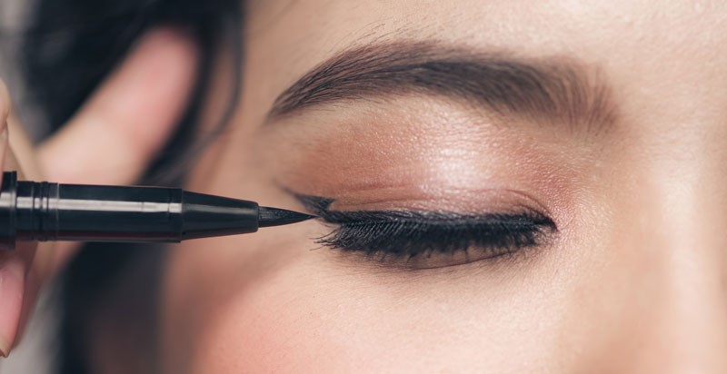 truco de ojo de gato |  9 consejos de maquillaje que una persona con ojos caídos debe saber |  Su belleza