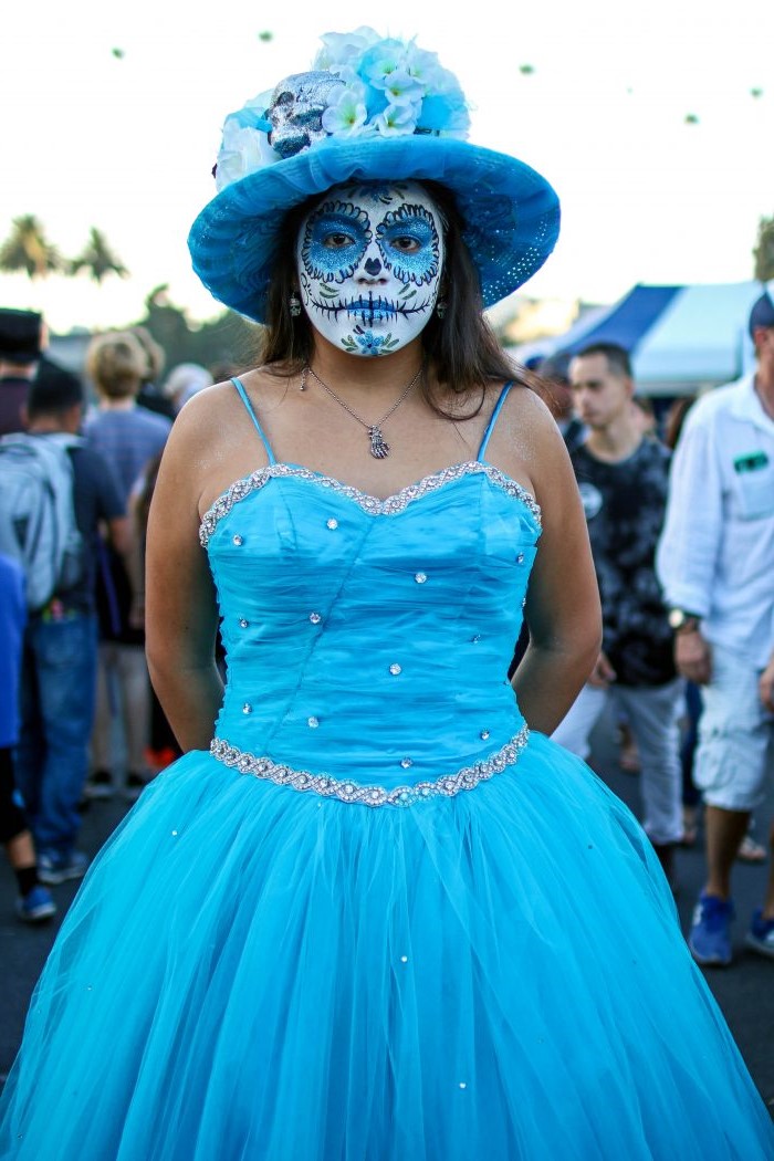 brillo azul |  10 ideas de maquillaje para el Día de los Muertos |  Su belleza