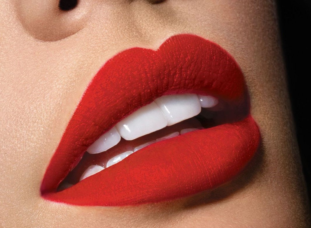 Lápiz labial rojo |  9 looks clásicos de maquillaje para rockear |  Su belleza