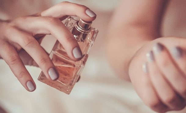 Haz que tu perfume dure más tiempo |  15 maneras de usar vaselina en tu rutina de belleza |  Su belleza