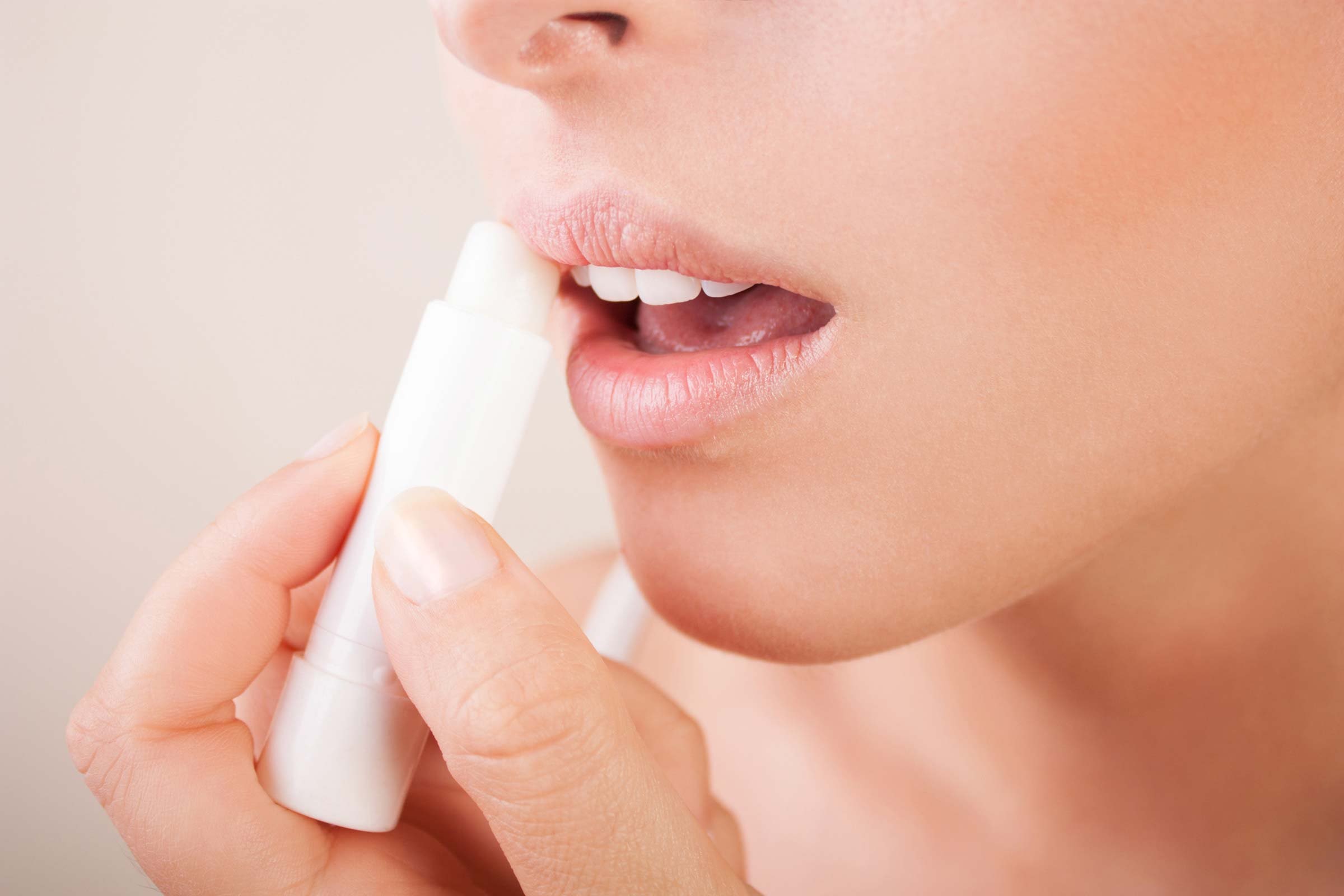 Hidrata tu labio |  10 trucos con pintalabios para que tus dientes se vean más blancos |  Su belleza