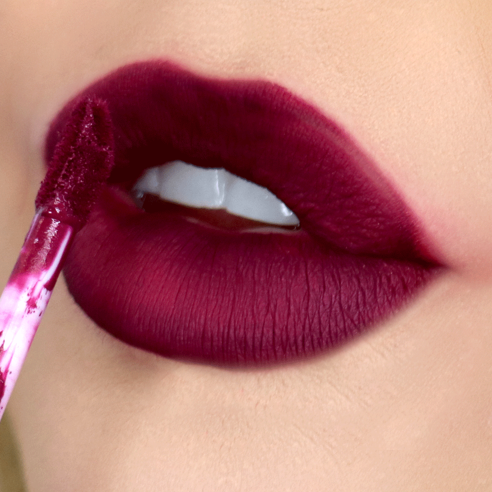 Barra de labios de color morado oscuro |  10 trucos con pintalabios para que tus dientes se vean más blancos |  Su belleza