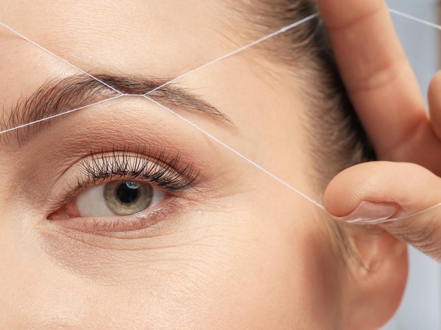 ¿Cómo funciona?  6 cosas que debe saber sobre el enhebrado de cejas |  Su belleza