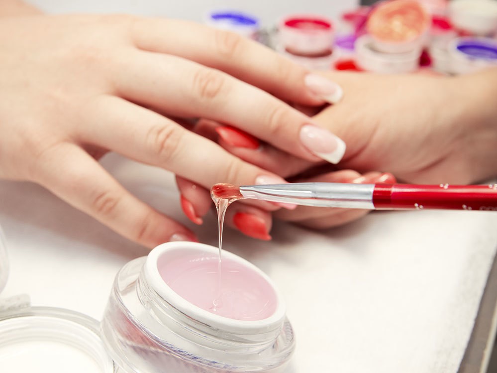 Equipo desinfectado |  10 cosas que debes saber antes de ponerte uñas acrílicas |  Su belleza