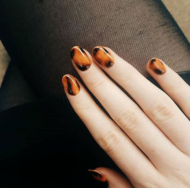 Rayado de cutículas |  Las uñas de carey son la tendencia de manicura más fresca del otoño |  Su belleza