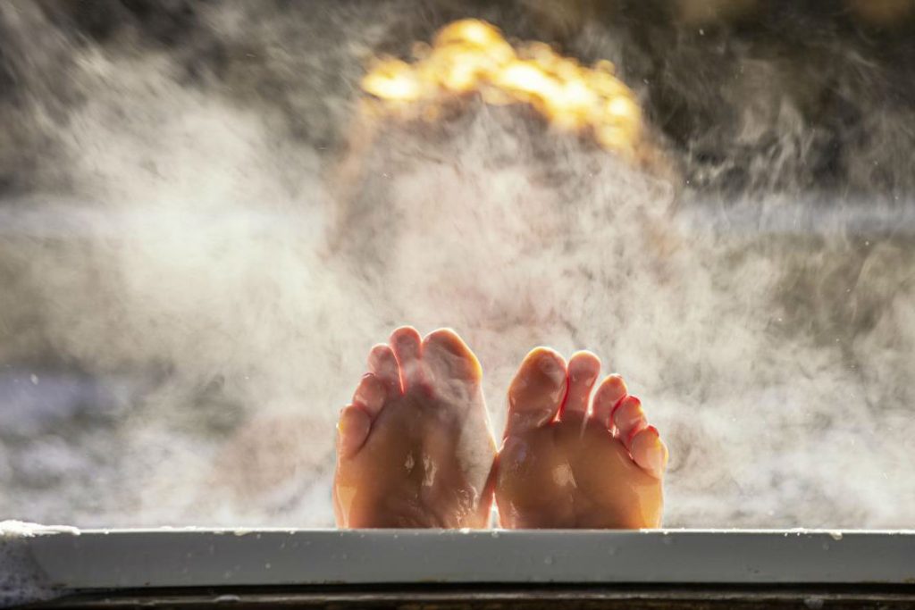 Usa menos agua caliente.  |  7 técnicas asombrosas para mantener las piernas suaves |  Su belleza