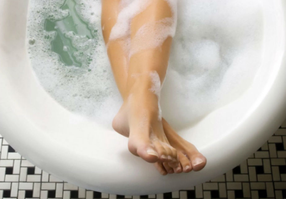 Remoja antes de afeitarte.  |  7 técnicas asombrosas para mantener las piernas suaves |  Su belleza