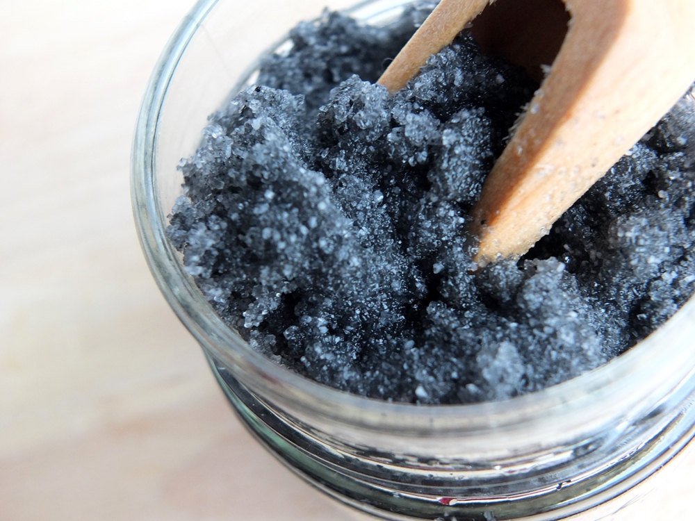 Exfoliante corporal de carbón |  10 recetas caseras de exfoliantes con sal marina que puedes hacer tú mismo |  Su belleza