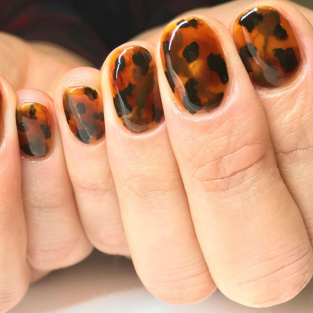 Glamour tenue |  Las uñas de carey son la tendencia de manicura más fresca del otoño |  Su belleza