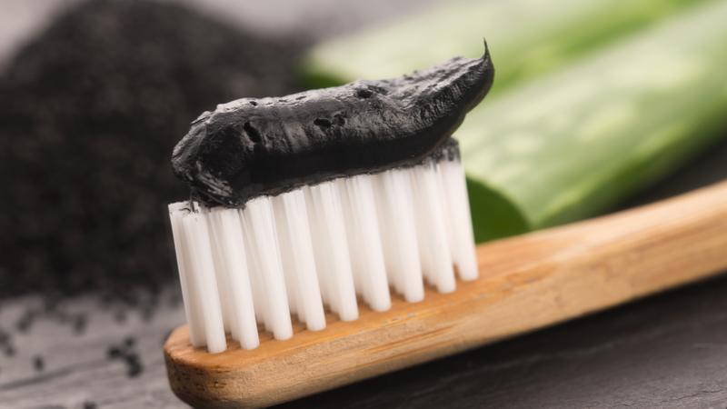 ¿Funciona realmente la pasta de dientes con carbón?  |  Todo lo que necesita saber sobre la pasta de dientes de carbón |  Su belleza