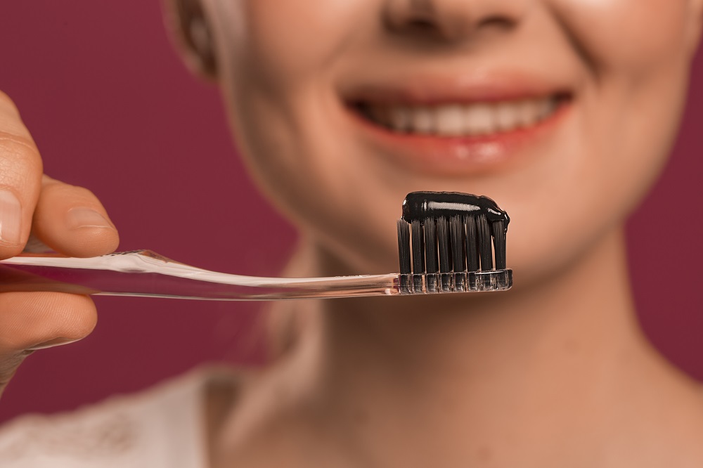 Desventajas de la pasta de dientes de carbón |  Todo lo que necesita saber sobre la pasta de dientes de carbón |  Su belleza