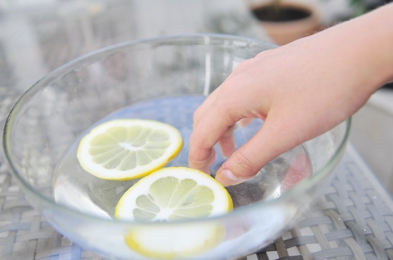 Zumo de limón para los restos de esmalte de uñas |  9 rituales de belleza de todo el mundo |  Su belleza