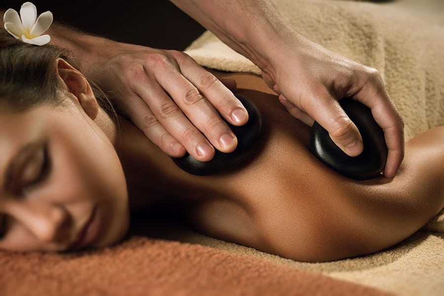 Masaje con Piedras Calientes |  9 mejores tratamientos de spa que toda mujer debería probar |  Su belleza