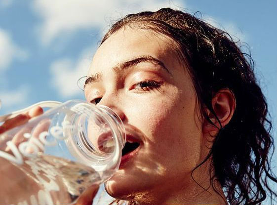 Aumentar la ingesta de agua |  9 mejores consejos para obtener una piel radiante en verano de forma natural |  Su belleza