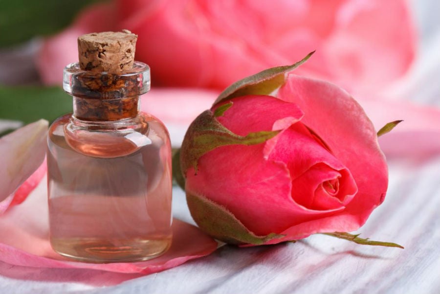 Spritz jugo de limón y agua de rosas |  15 remedios naturales que usan las mujeres indias para una piel impecable |  Su belleza