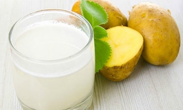 Jugo de patata cruda |  15 remedios naturales que usan las mujeres indias para una piel impecable |  Su belleza