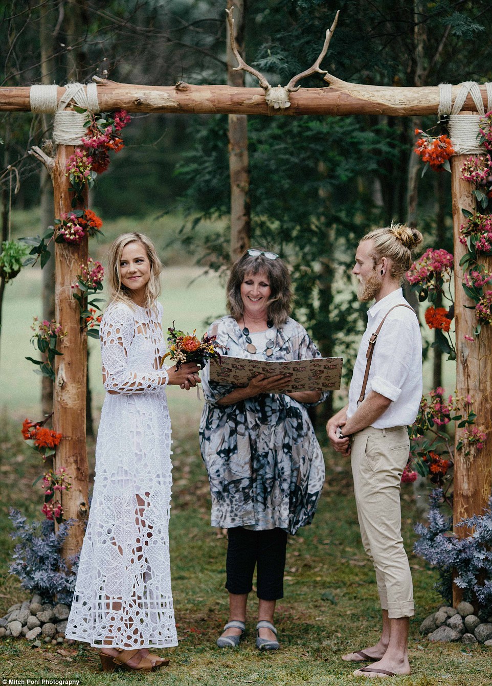 esta-pareja-diy-boda-orgánica-es-hermosa-pero-digno-de-volar-los-ojos-03