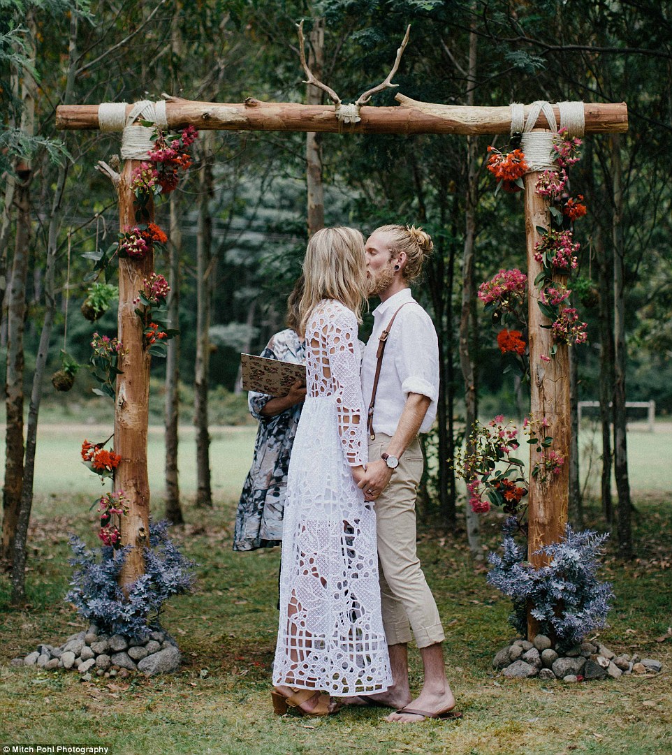 esta-pareja-diy-boda-orgánica-es-hermosa-pero-digno-de-volar-los-ojos-04