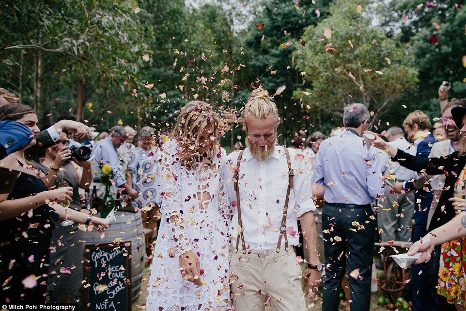 esta-pareja-diy-boda-orgánica-es-hermosa-pero-divertida-01